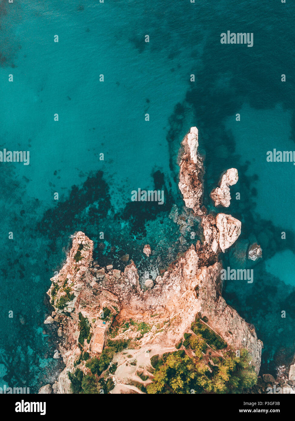 Blaues wasser, drohne Luftbild, Luxus Urlaub genießen im Sommer und Klippen von oben, Foto Stock