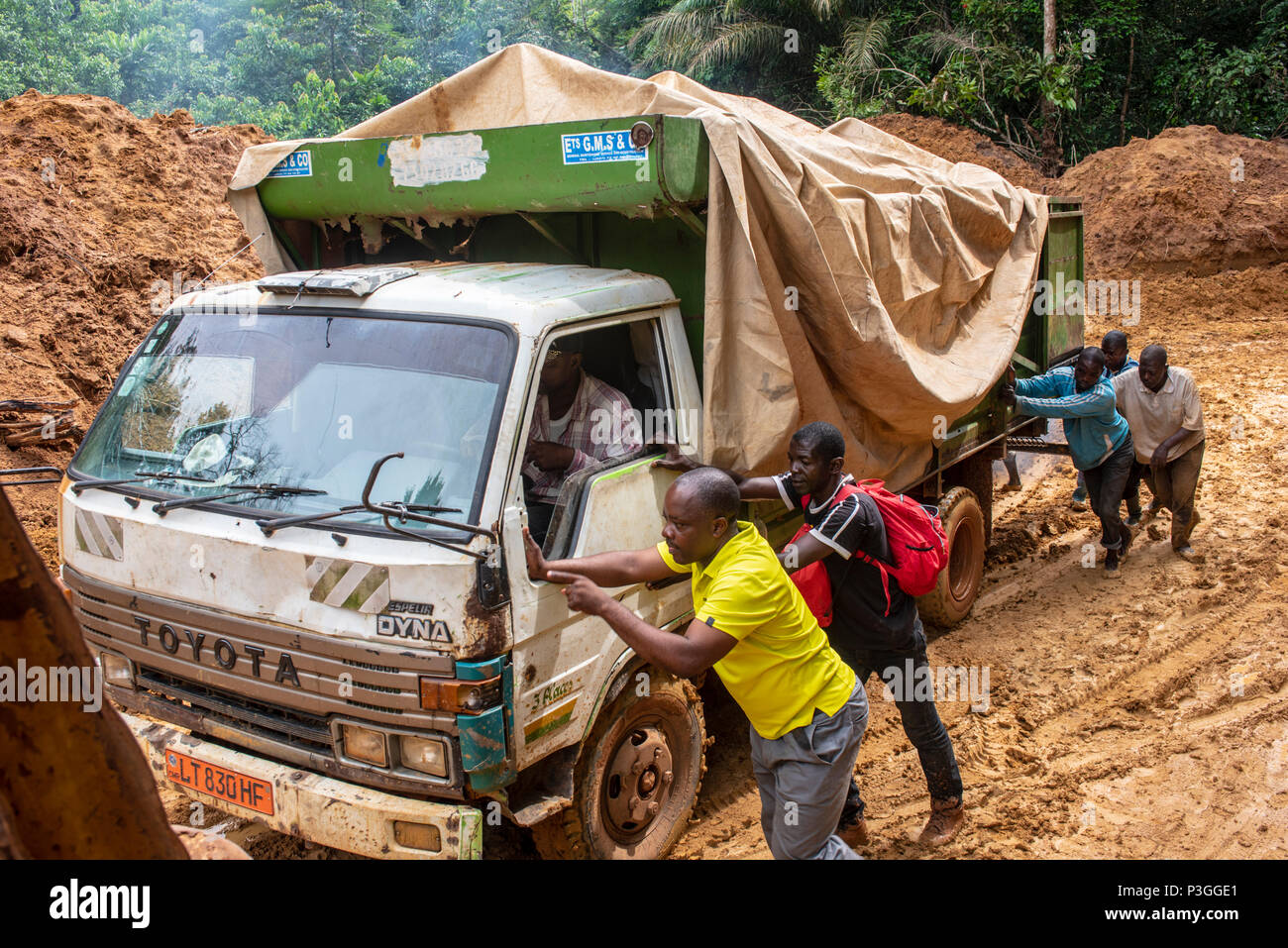 Bloccato nel fango su una stagione piovosa logging road vicino a Kribi, in Camerun Foto Stock