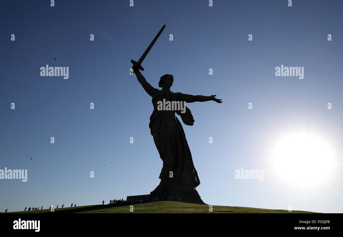 Una vista generale della patria statua chiamate prima della Coppa del Mondo FIFA Gruppo G corrisponde all'Arena di Volgograd, Volgograd. Foto Stock