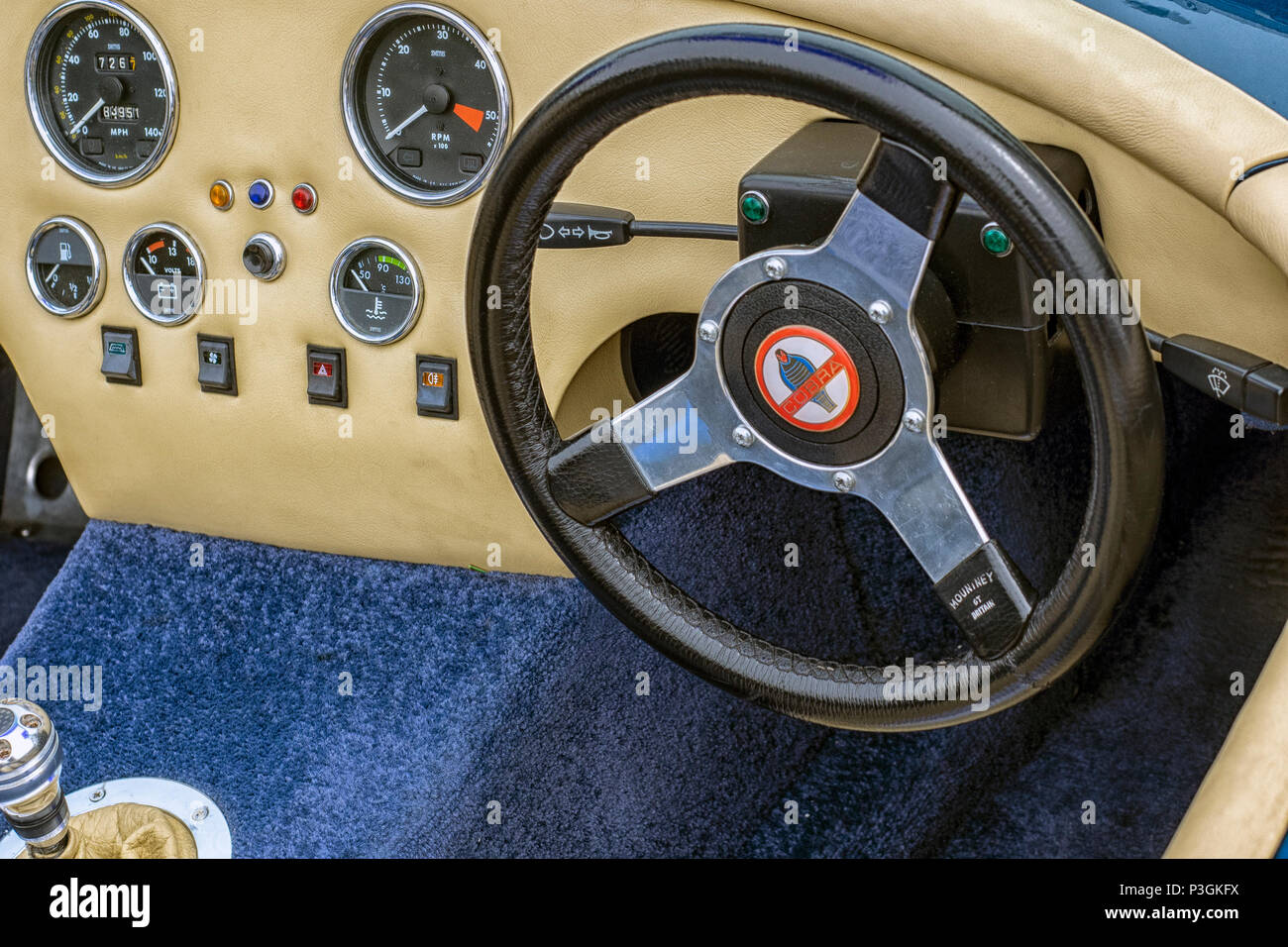 SOUTHEND-ON-SEA, ESSEX, Regno Unito - 15 APRILE 2018: Interni e volante della Cobra car Foto Stock