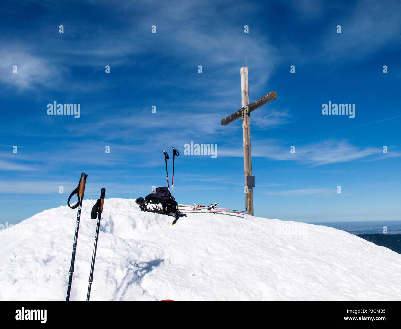 Schoenkahler, Austria - 11 Febbraio 2017: Croce situato in corrispondenza della sommità di Schoenkahler a 1688 m in den Alpen Allgaeuer Foto Stock