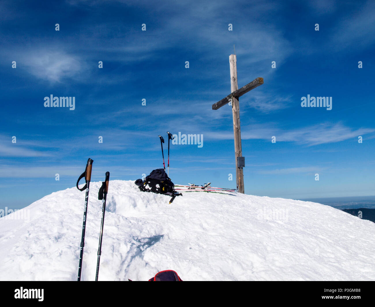 Schoenkahler, Austria - 11 Febbraio 2017: Croce situato in corrispondenza della sommità di Schoenkahler a 1688 m in den Alpen Allgaeuer Foto Stock
