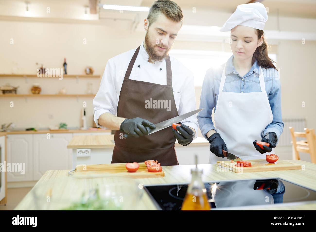 Due chef professionisti per la cottura Foto Stock
