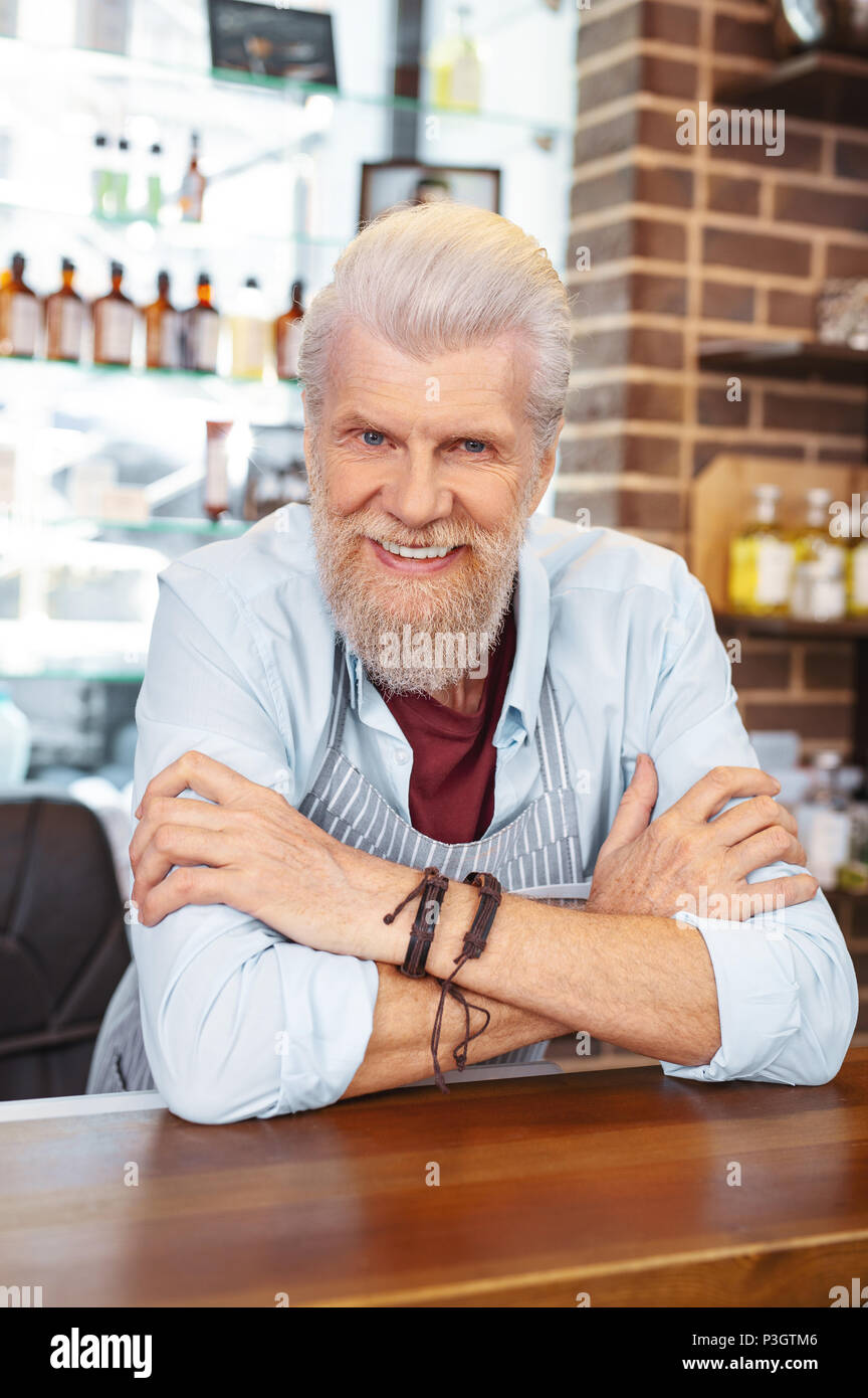 Positivo l'uomo felice bracci di attraversamento Foto Stock