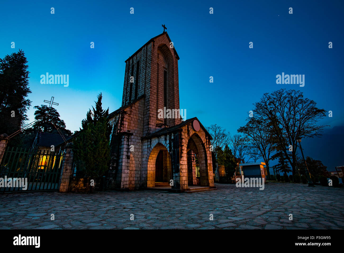 Antica chiesa in pietra di sapa con il blu del cielo notturno più popolari destinazioni di viaggio di sapa norhtern del Vietnam Foto Stock