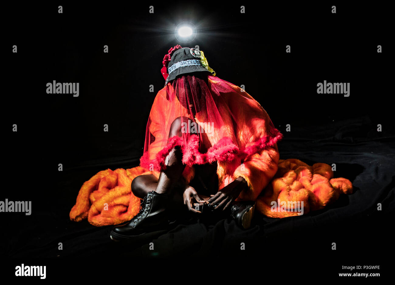 Bintou rientrano i modelli un design da Sabrina stili, parte della sua nato il pane di segale raccolta, davanti a Leeds Arts University Graduate fashion show in Leeds Town Hall. Foto Stock