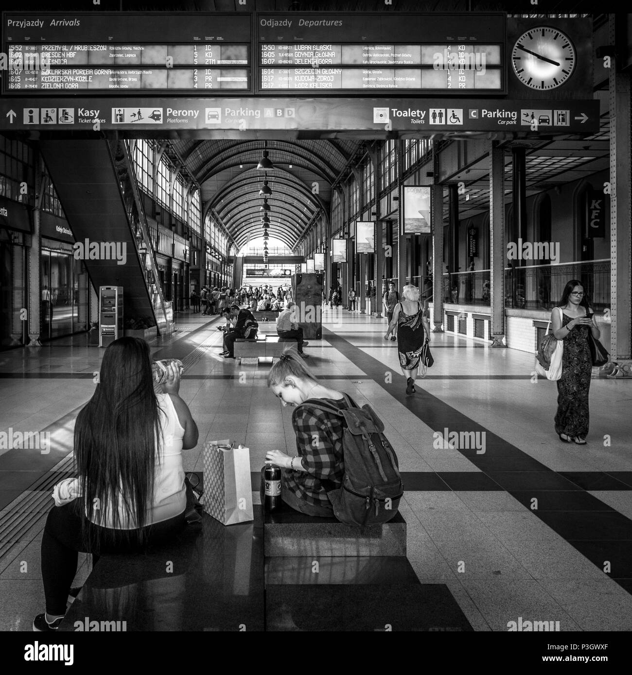 Bianco e nero - Bacheca - Piattaforma spaziosa hall di Wrocław Główny - stazione ferroviaria principale Foto Stock