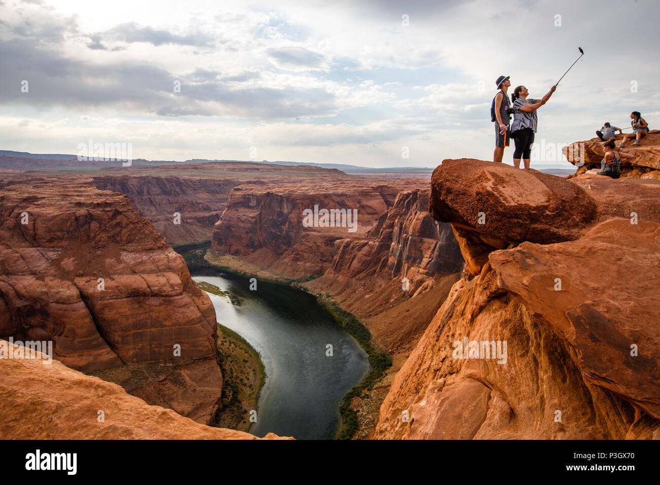 Turistica prendendo selfie a piegare a ferro di cavallo, Pagina, Arizona, Stati Uniti d'America Foto Stock