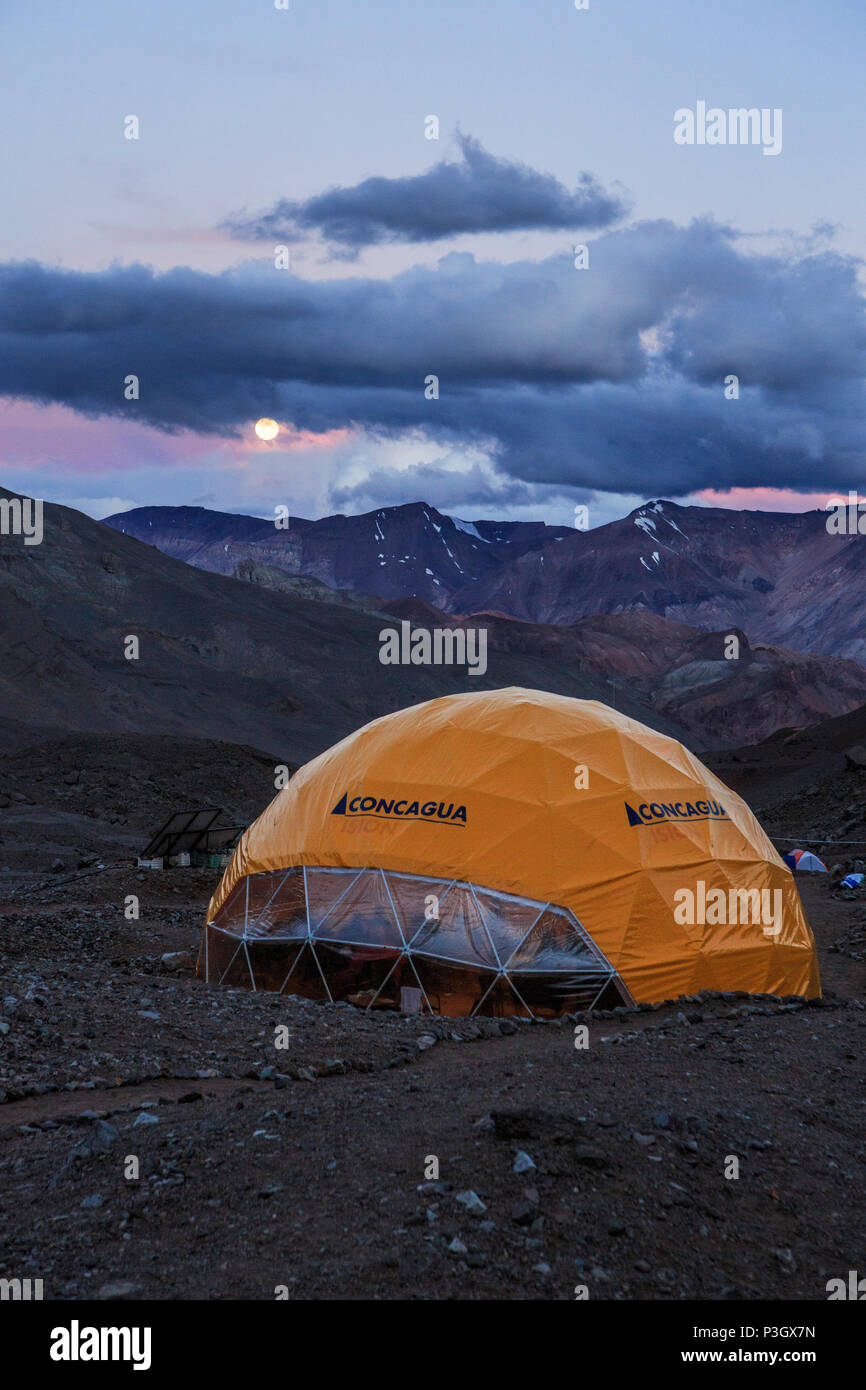 Campo Base tenda a Plaza de Argentina al di sotto del Aconcagua, Mendoza, Argentina Foto Stock