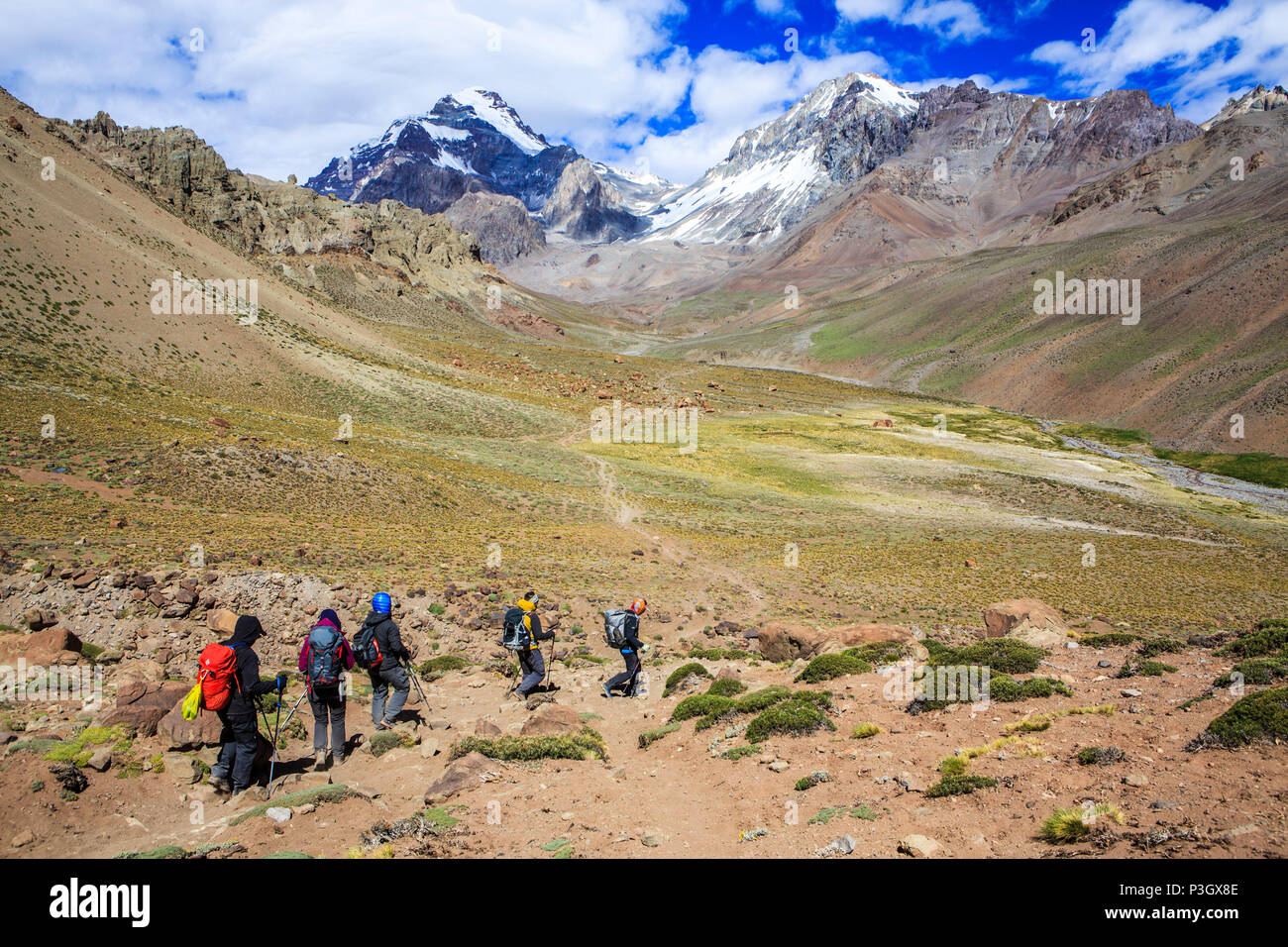 Gli alpinisti avvicinando Aconcagua Campo Base, Plaza de Argentina, Mendoza, Argentina Foto Stock