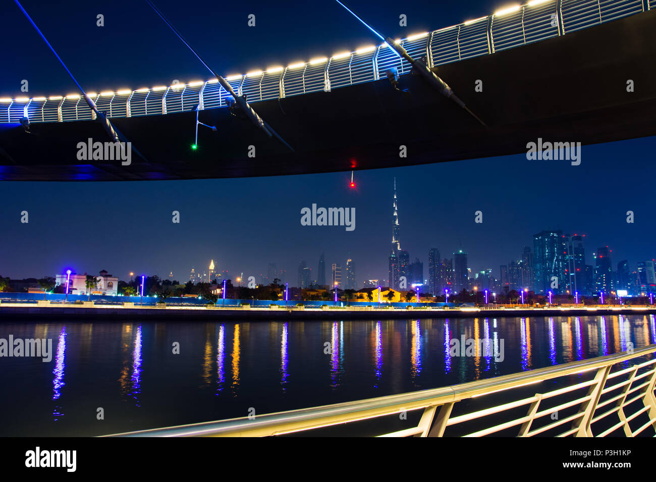 Dubai cityscape vista dall'acqua ponte sul canale di notte Foto Stock