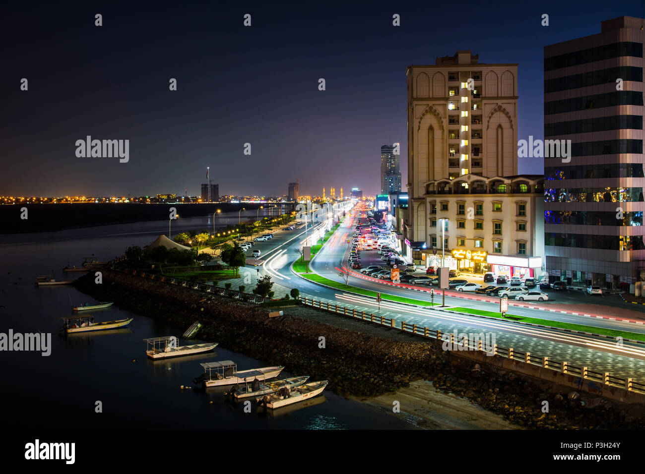 Ras Al Khaimah Corniche Road e creek al tramonto, il cuore del nord emirato degli EMIRATI ARABI UNITI Foto Stock