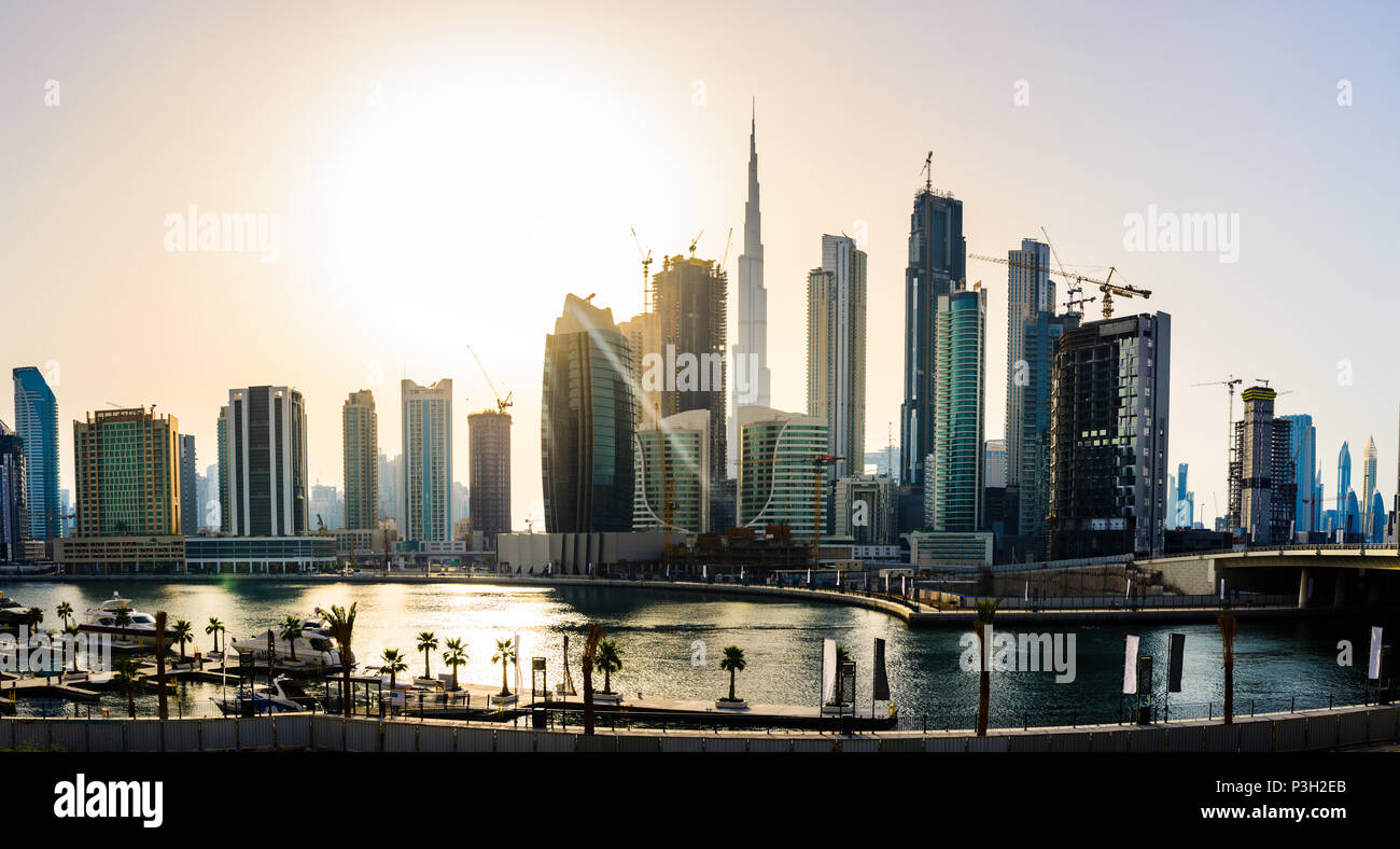 Vista panoramica del centro cittadino di Dubai e Dubai Creek al tramonto Foto Stock