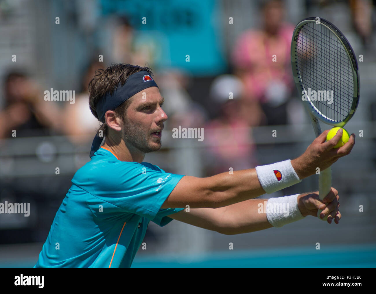 La Queen's Club di Londra, Regno Unito. 18 Giugno, 2018. Gli uomini erba court tennis campionati, un preludio a Wimbledon, sul Centre Court con Stan Wawrinka (SUI) vs Cameron Norrie (GBR). Credito: Malcolm Park/Alamy Live News. Foto Stock
