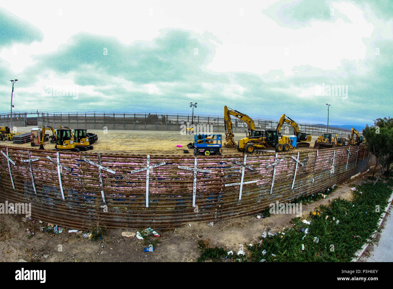 17 giugno 2018, Messico, Tijuana: Costruzione macchine operanti lungo il confine tra San Diego e Tijuana. Una 14-miglio lungo tratto di recinzione di confine viene sostituito da uno più recente. Il presidente statunitense Trump mira a costruire un muro lungo il confine con il Messico al fine di fermare il contrabbando di droga e immigrazione clandestina. Finora ci sono solo pochi prototipi in San Diego. Il confine di sicurezza, tuttavia, è già aumentata con nuovi recinti. Foto: Antonio Maya Escaramilla/dpa Foto Stock