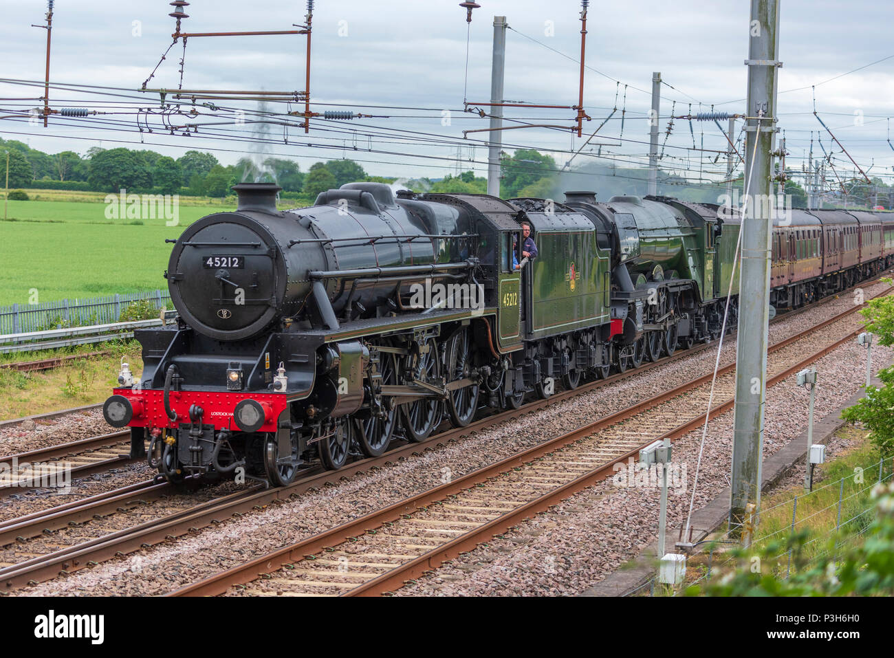 Winwick Cheshire Regno Unito. Il 18 giugno 2018. La più famosa del mondo locomotiva a vapore, LNER A3 classe 4-6-2 n. 60103 Flying Scotsman visto attraversare Winwick svincolo sulla linea principale della costa occidentale dietro Stanier nero cinque LMS Classe 5MT 4-6-0 n. 45212 loco tira il giorno 1 di vapore sogni railtour i laghi Express. Credito: John Davidson foto/Alamy Live News Foto Stock Winwick Cheshire Regno Unito. Il 18 giugno 2018. La più famosa del mondo locomotiva a vapore, LNER A3 classe 4-6-2 n. 60103 Flying Scotsman visto attraversare Winwick svincolo sulla linea principale della costa occidentale dietro Stanier nero cinque LMS Classe 5MT 4-6-0 n. 45212 loco tira il giorno 1 di vapore sogni railtour i laghi Express. Credito: John Davidson foto/Alamy Live News Foto Stock