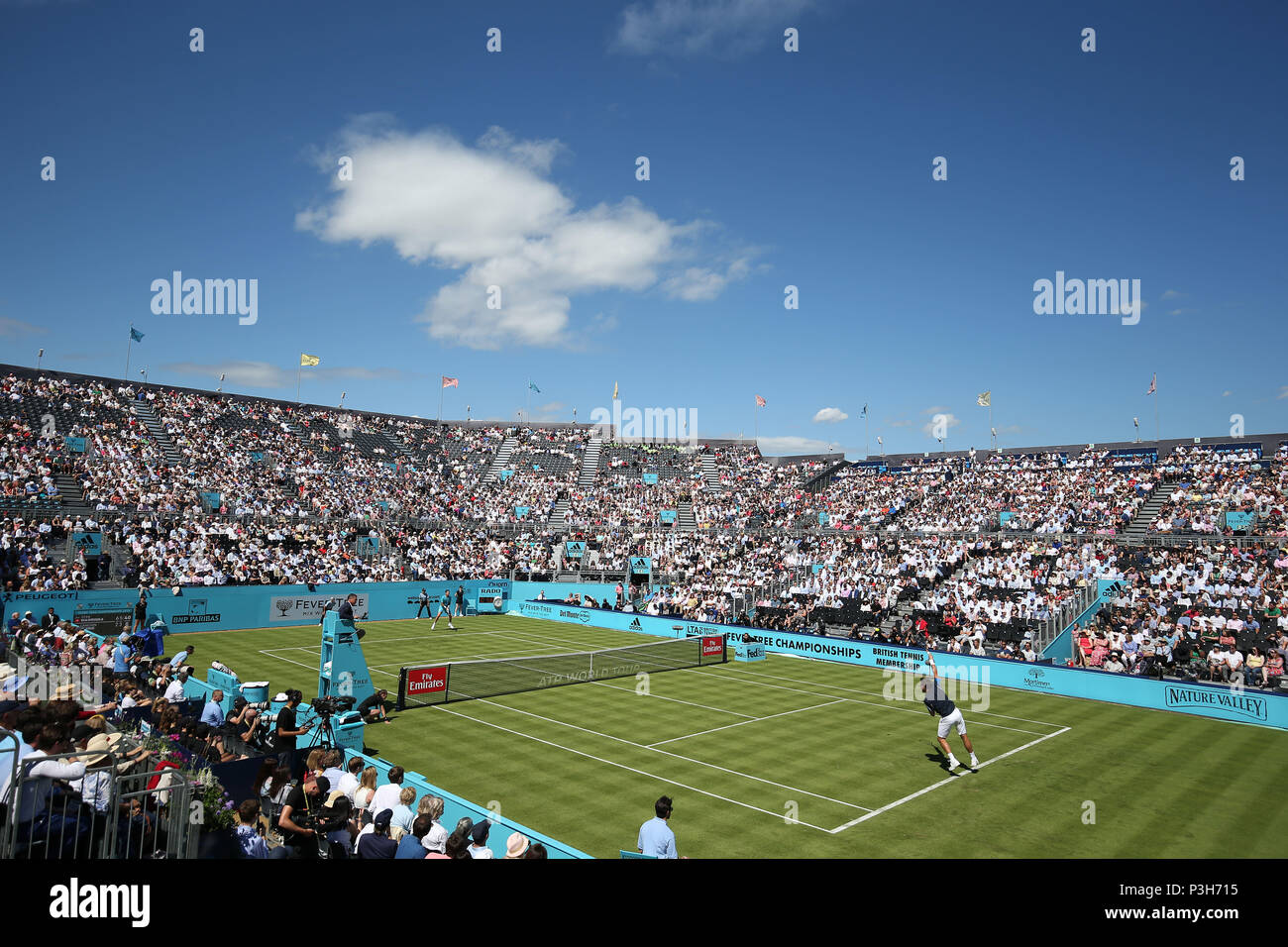 Queens Club di Londra, Regno Unito. Il 18 giugno, 2018. La classica struttura i campionati di tennis; Stan Wawrinka (SWI) serve a Cameron Norrie (GBR) come la folla orologi durante le giornate di sole Credito: Azione Sport Plus/Alamy Live News Foto Stock