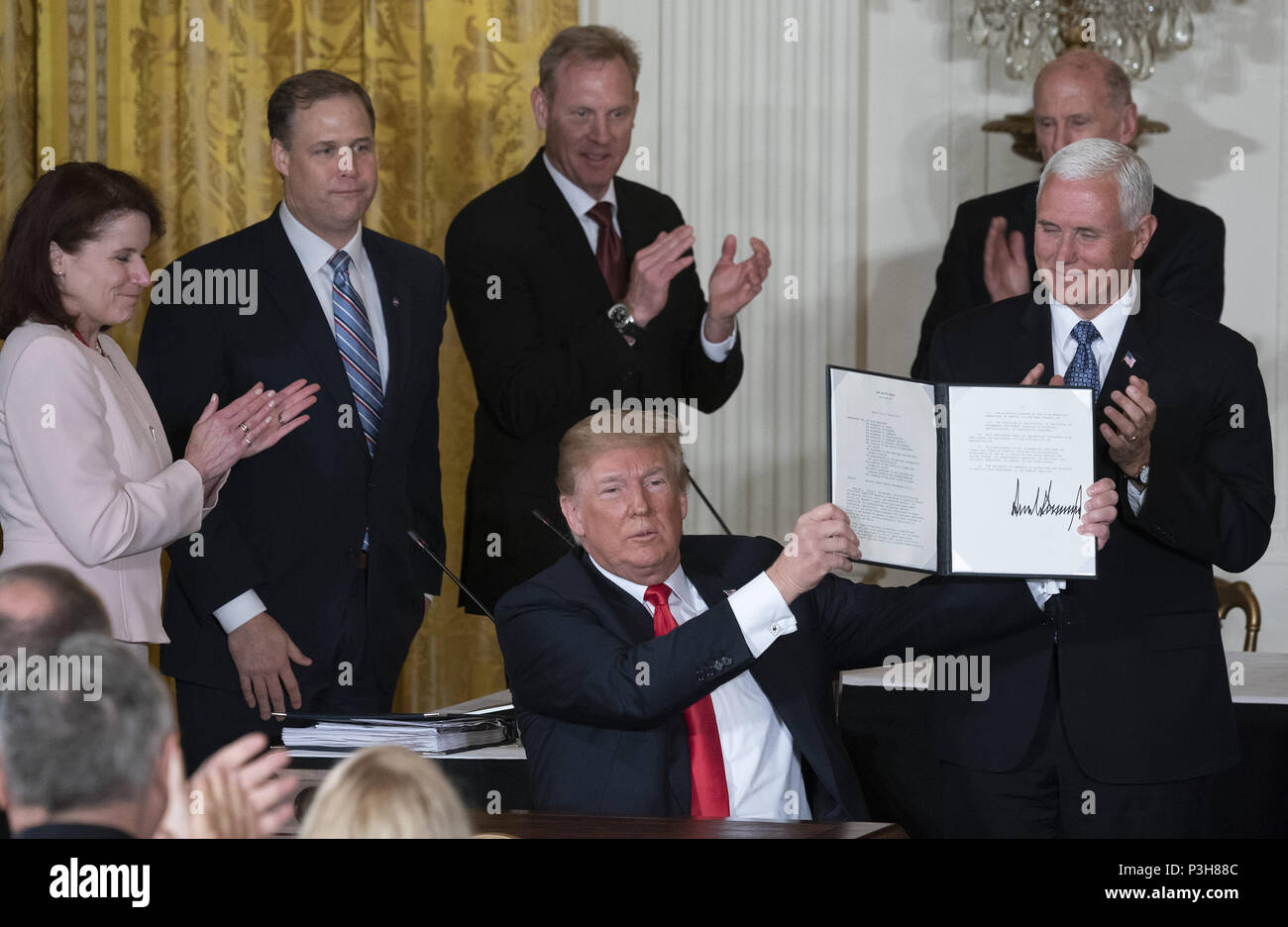 Washington, Distretto di Columbia, Stati Uniti d'America. Il 18 giugno, 2018. Il Presidente degli Stati Uniti, Trump visualizza la politica spaziale direttiva 3, firmato nel corso di una riunione del National Space Consiglio presso la Casa Bianca a Washington DC, Giugno 18, 2018. La direttiva affronta le questioni tra cui il monitoraggio di oggetti in orbita, fornendo le informazioni per gli operatori di veicolo spaziale per evitare collisioni e di limitare la crescita di detriti orbitali. Chris Kleponis/CNP Credito: Chris Kleponis/CNP/ZUMA filo/Alamy Live News Foto Stock