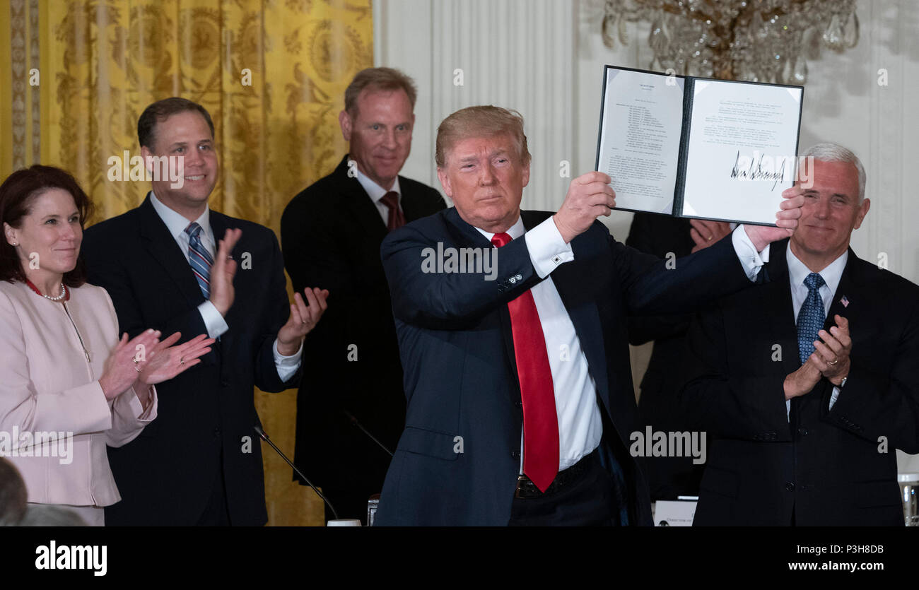 Il Presidente degli Stati Uniti, Trump visualizza la politica spaziale direttiva 3, firmato nel corso di una riunione del National Space Consiglio presso la Casa Bianca a Washington DC, Giugno 18, 2018. La direttiva affronta le questioni tra cui il monitoraggio di oggetti in orbita, fornendo le informazioni per gli operatori di veicolo spaziale per evitare collisioni e di limitare la crescita di detriti orbitali. Chris Kleponis/CNP | Utilizzo di tutto il mondo Foto Stock