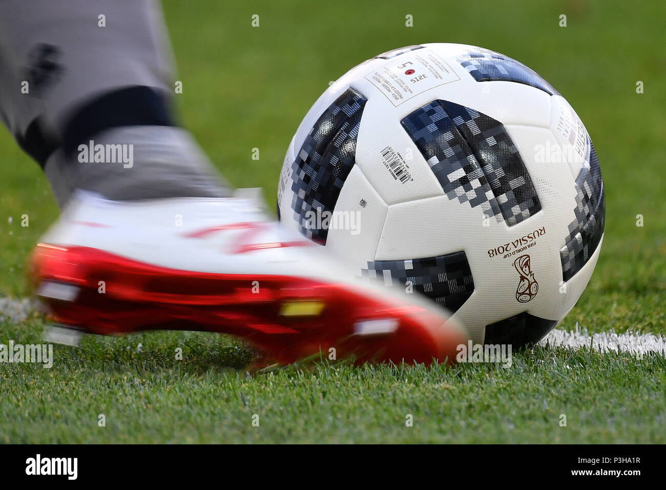 Sochi, Russland. Il 18 giugno, 2018. Motivo di confine, funzione, gambe con  palla, piedi in NewBalance scarpe da calcio colpisce la gazzetta adidas  puzzle TELSTAR. Belgio (BEL) - Panama (PAN) 3-0, Turno