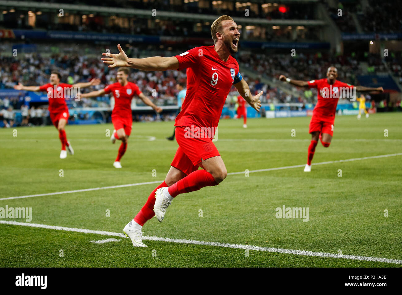 Volgograd, Russia. Il 18 giugno, 2018. Harry Kane di Inghilterra festeggia dopo aver segnato il suo lato del secondo obiettivo di rendere il cliente 2-1 durante il 2018 Coppa del Mondo FIFA Gruppo G match tra la Tunisia e l'Inghilterra a Volgograd Arena il 18 giugno 2018 a Volgograd, Russia. Credito: Immagini di PHC/Alamy Live News Foto Stock