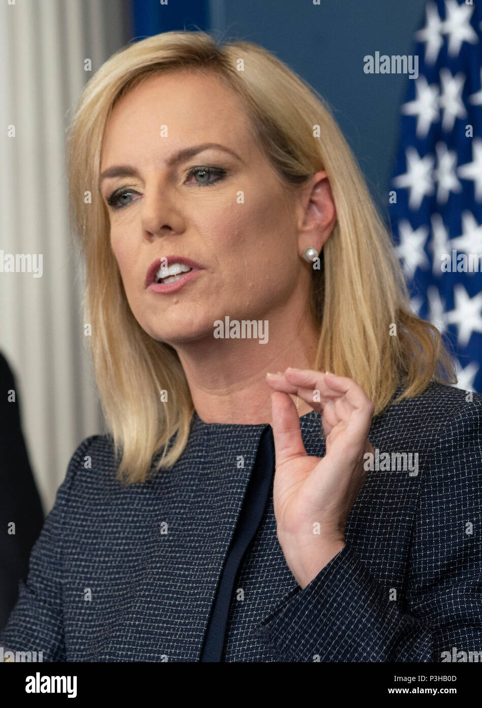 Washington, Stati Uniti d'America. Il 18 giugno, 2018. Stati Uniti Segretario di Homeland Security Kirstjen Nielsen detiene una news briefing alla Casa Bianca a Washington DC, Giugno 18, 2018. Credito: Chris Kleponis/CNP | Utilizzo di credito in tutto il mondo: dpa/Alamy Live News Foto Stock