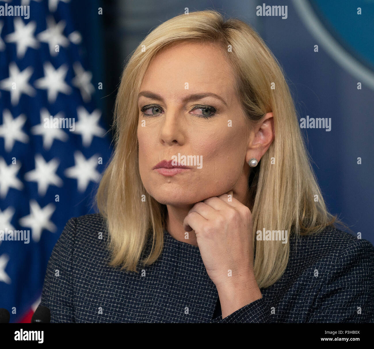 Washington, Stati Uniti d'America. Il 18 giugno, 2018. Stati Uniti Segretario di Homeland Security Kirstjen Nielsen detiene una news briefing alla Casa Bianca a Washington DC, Giugno 18, 2018. Credito: Chris Kleponis/CNP | Utilizzo di credito in tutto il mondo: dpa/Alamy Live News Foto Stock