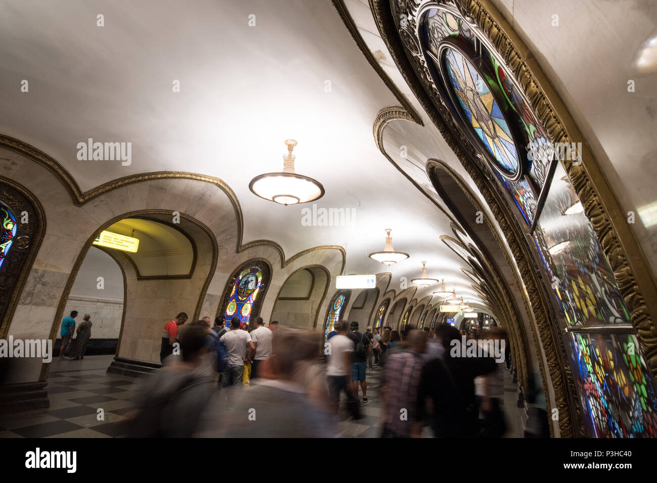 18 giugno 2018, Russia, Mosca: i passeggeri a piedi attraverso la Tverskaya la stazione della metropolitana di Mosca cerchio centrale. Foto: Federico Gambarini/dpa Foto Stock