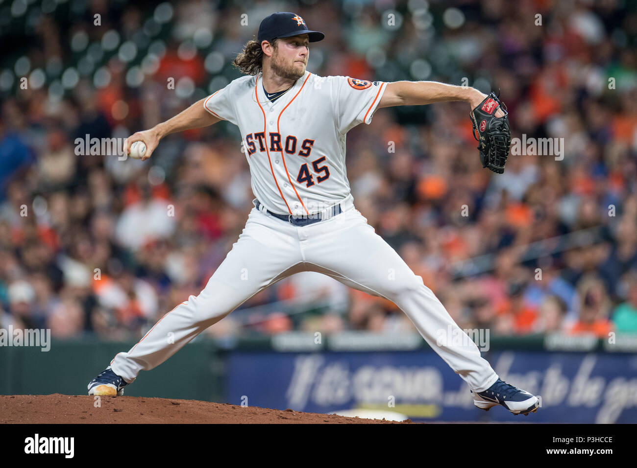 Houston, TX, Stati Uniti d'America. Il 18 giugno, 2018. Houston Astros a partire lanciatore Gerrit Cole (45) passi durante un Major League Baseball gioco tra Houston Astros e il Tampa Bay Rays al Minute Maid Park a Houston, TX. Trask Smith/CSM/Alamy Live News Foto Stock