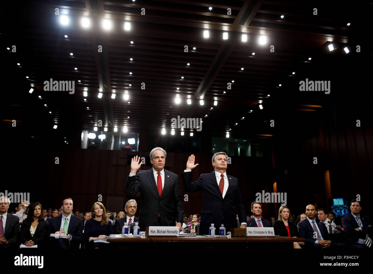 Washington, DC, Stati Uniti d'America. Il 18 giugno, 2018. Stati Uniti Dipartimento di giustizia ispettore generale Michael Horowitz (L) e FBI Direttore Christopher Wray prestare giuramento prima di testimoniare alla commissione giudiziaria del Senato audizione su "Esaminando l ispettore generale della prima relazione sul dipartimento di giustizia e FBI azioni in anticipo del 2016 elezioni presidenziali' sul colle del Campidoglio di Washington, DC, Stati Uniti, il 18 giugno 2018. Credito: Ting Shen/Xinhua/Alamy Live News Foto Stock