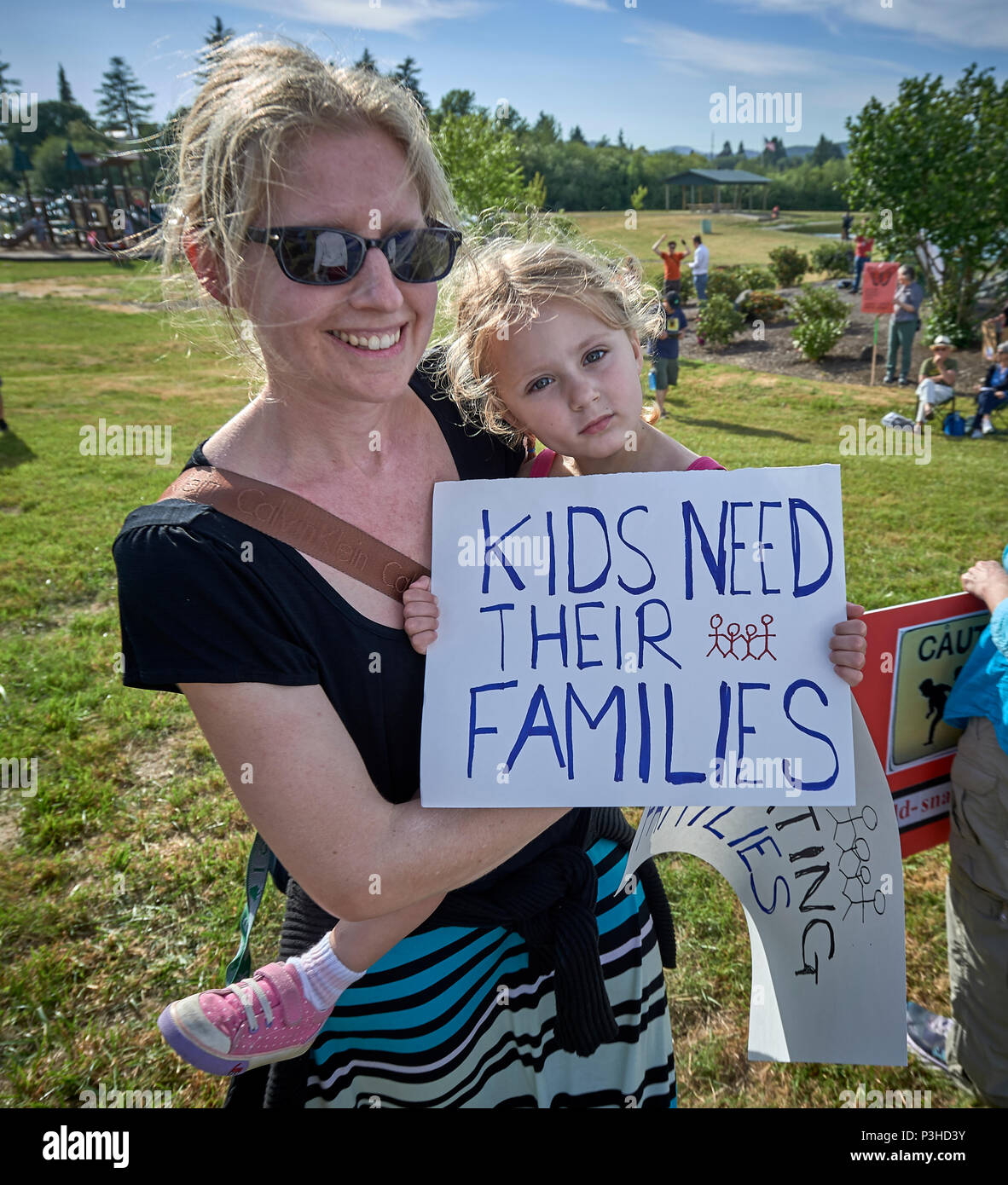 Sheridan, Oregon, Stati Uniti d'America. 18 Giugno, 2018. Una madre e figlia di manifestare contro la Trump politica amministrativa di separare i bambini dai loro genitori a US-Messico contorno durante una veglia al di fuori di un ufficio federale un centro di detenzione a Sheridan, Oregon, Stati Uniti d'America. Credito: Paul Jeffrey/Alamy Live News Foto Stock