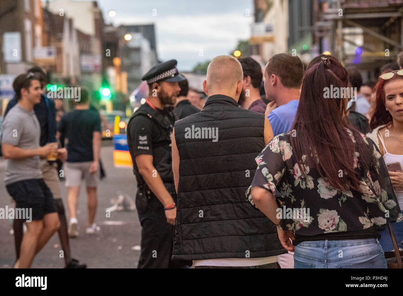 Brentwood, Essex, Regno Unito. Il 18 giugno 2018. Celebrando tifosi inglesi chiuse Brentwood High Street e ha portato a un ordine pubblico situazione con i numeri della polizia di dover distribuire per cancellare le ventole Credit Ian Davidson/Alamy Live News Foto Stock