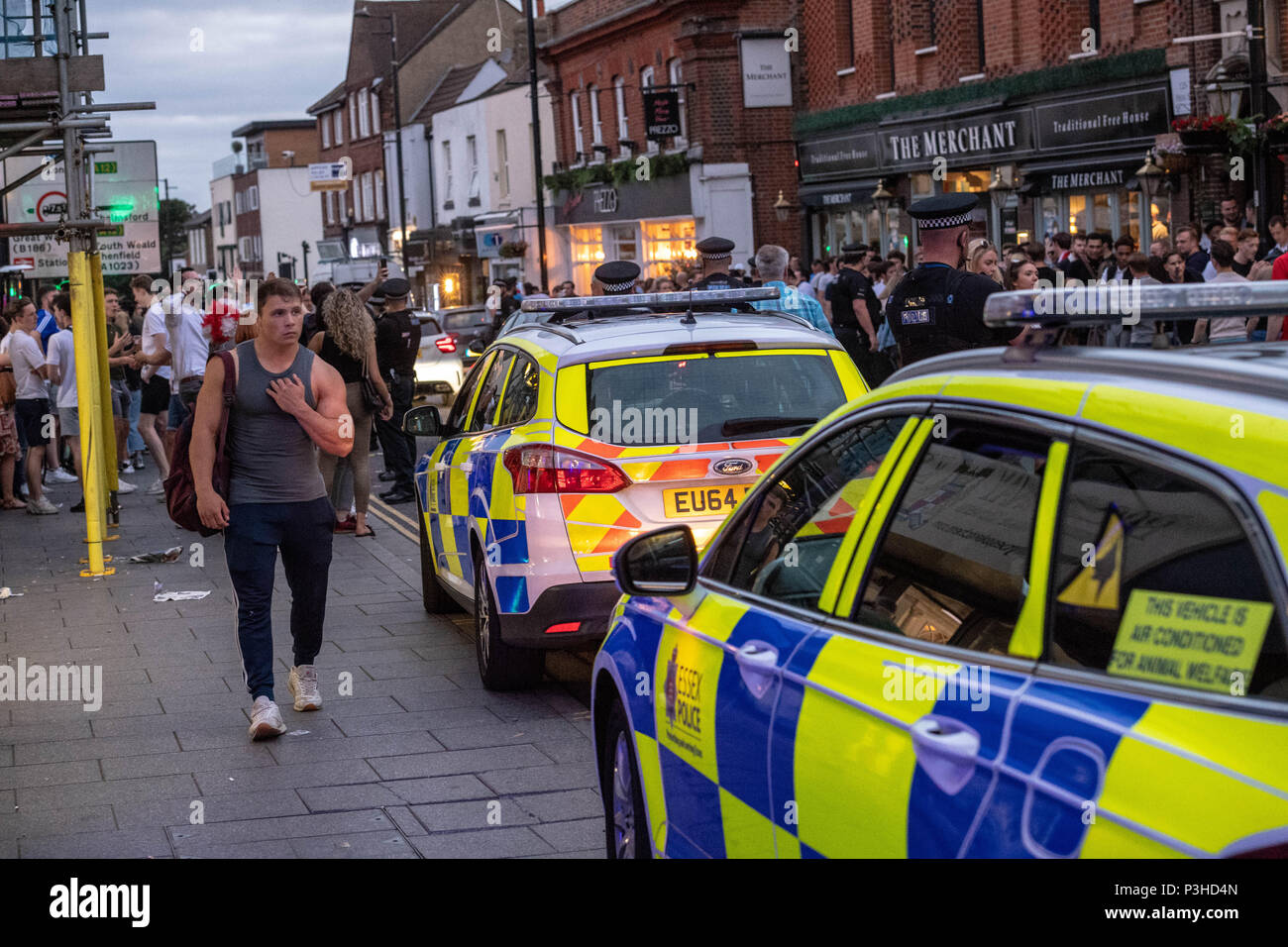 Brentwood, Essex, Regno Unito. Il 18 giugno 2018. Celebrando tifosi inglesi chiuse Brentwood High Street e ha portato a un ordine pubblico situazione con i numeri della polizia di dover distribuire per cancellare le ventole Credit Ian Davidson/Alamy Live News Foto Stock