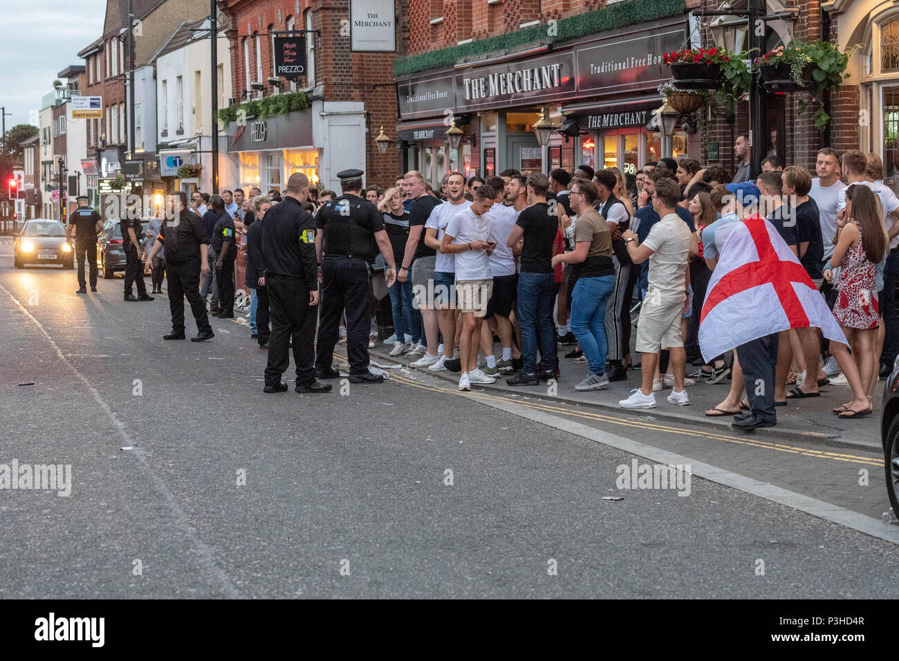 Brentwood, Essex, Regno Unito. Il 18 giugno 2018. Celebrando tifosi inglesi chiuse Brentwood High Street e ha portato a un ordine pubblico situazione con i numeri della polizia di dover distribuire per cancellare le ventole Credit Ian Davidson/Alamy Live News Foto Stock