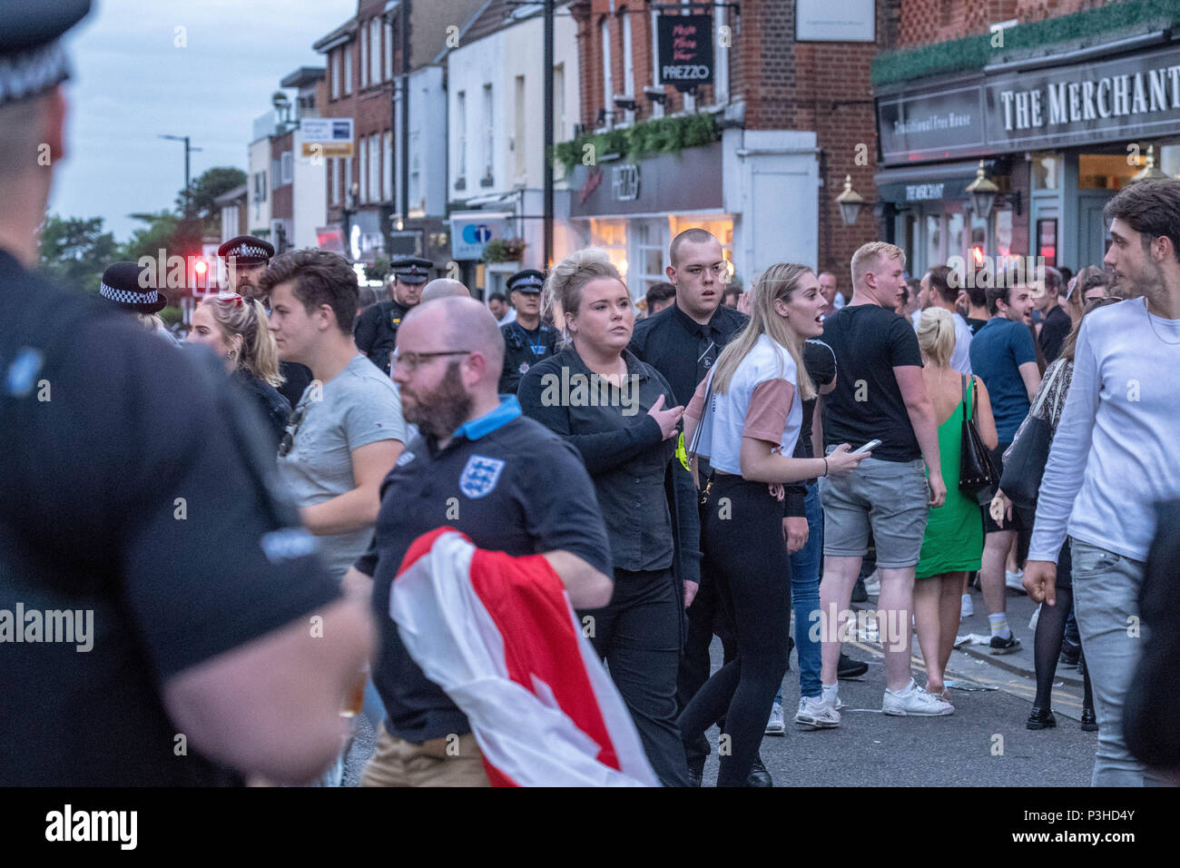 Brentwood, Essex, Regno Unito. Il 18 giugno 2018. Celebrando tifosi inglesi chiuse Brentwood High Street e ha portato a un ordine pubblico situazione con i numeri della polizia di dover distribuire per cancellare le ventole Credit Ian Davidson/Alamy Live News Foto Stock