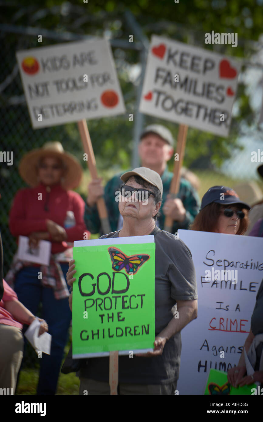 Sheridan, Oregon, Stati Uniti d'America. 18 Giugno, 2018. Persone di manifestare contro la Trump politica amministrativa di separare i bambini dai loro genitori a US-Messico contorno durante una veglia al di fuori di un ufficio federale un centro di detenzione a Sheridan, Oregon, Stati Uniti d'America. Credito: Paul Jeffrey/Alamy Live News Foto Stock