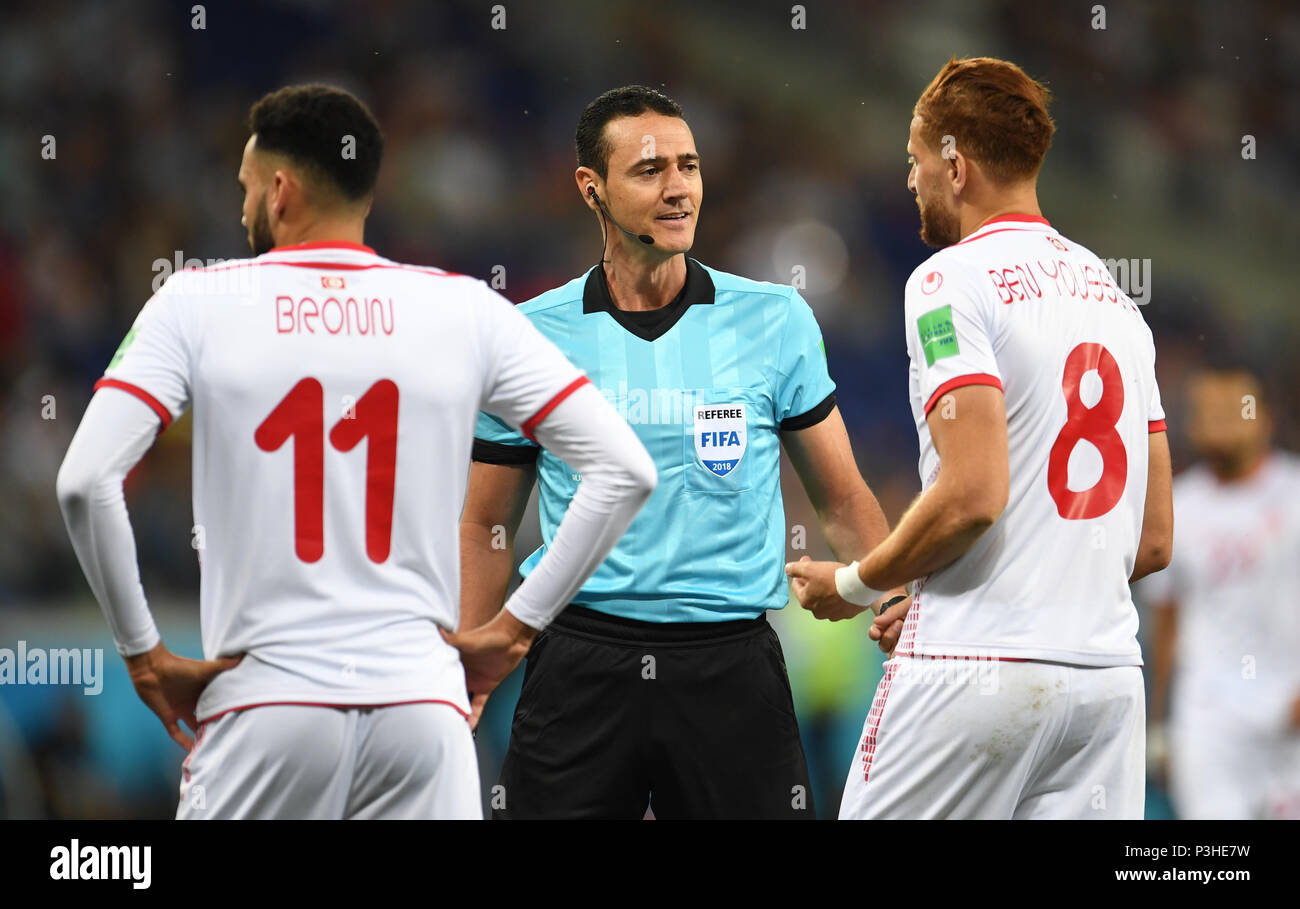 18 giugno 2018, Russia, Volgograd: Calcio: World Cup, Tunisia vs Inghilterra, stadi di gruppo, gruppo G, Volgograd Stadium. Arbitro Wilmar Roldan Perez (C) parlando della Tunisia è Dylan Bronn (L) e Fakhreddine Ben Youssef. Foto: Andreas Gebert/dpa Foto Stock