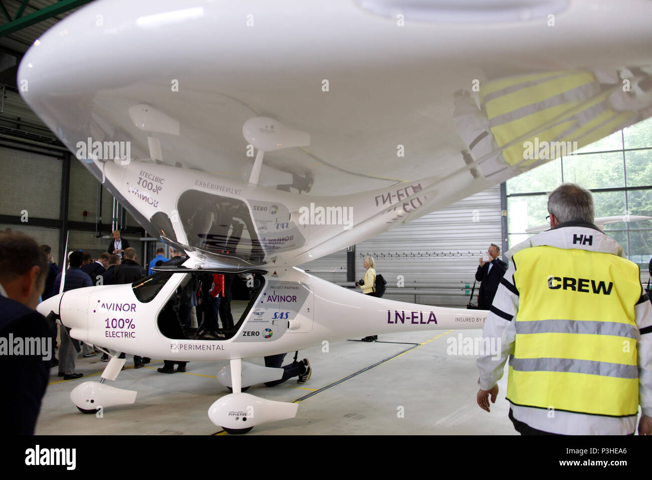 Oslo, Norvegia. Il 18 giugno, 2018. Il due-sede electric aircraft, Alfa elettro G2, si è visto all'aeroporto di Oslo, Norvegia, 18 giugno 2018. In Norvegia il primo velivolo elettrico ha preso al cielo il lunedì come il paese nordico che è noto per le automobili elettriche giurò per elettrificare la sua aviazione come bene. Credito: Liang Youchang/Xinhua/Alamy Live News Foto Stock