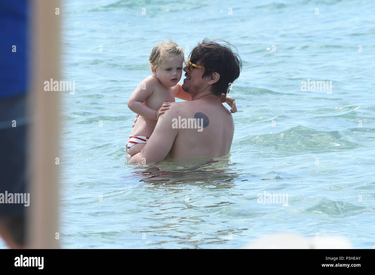 Pula, Italia. Il 18 giugno, 2018. Pula: Josh Hartnett con moglie e figlie. Nella foto: Josh Hartnett e Tamsin Egerton andare a fare shopping e poi andare in spiaggia Credit: Indipendente Agenzia fotografica/Alamy Live News Foto Stock