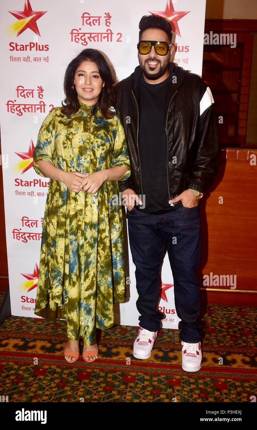 Riproduzione indiano cantante Sunidhi Chauhan e Rapper Badshah pongono al lancio di Star Plus il canto nuovo reality show 'Dil Hai stili Hindustani 2' all'hotel JW, Juhu di Mumbai. Foto Stock