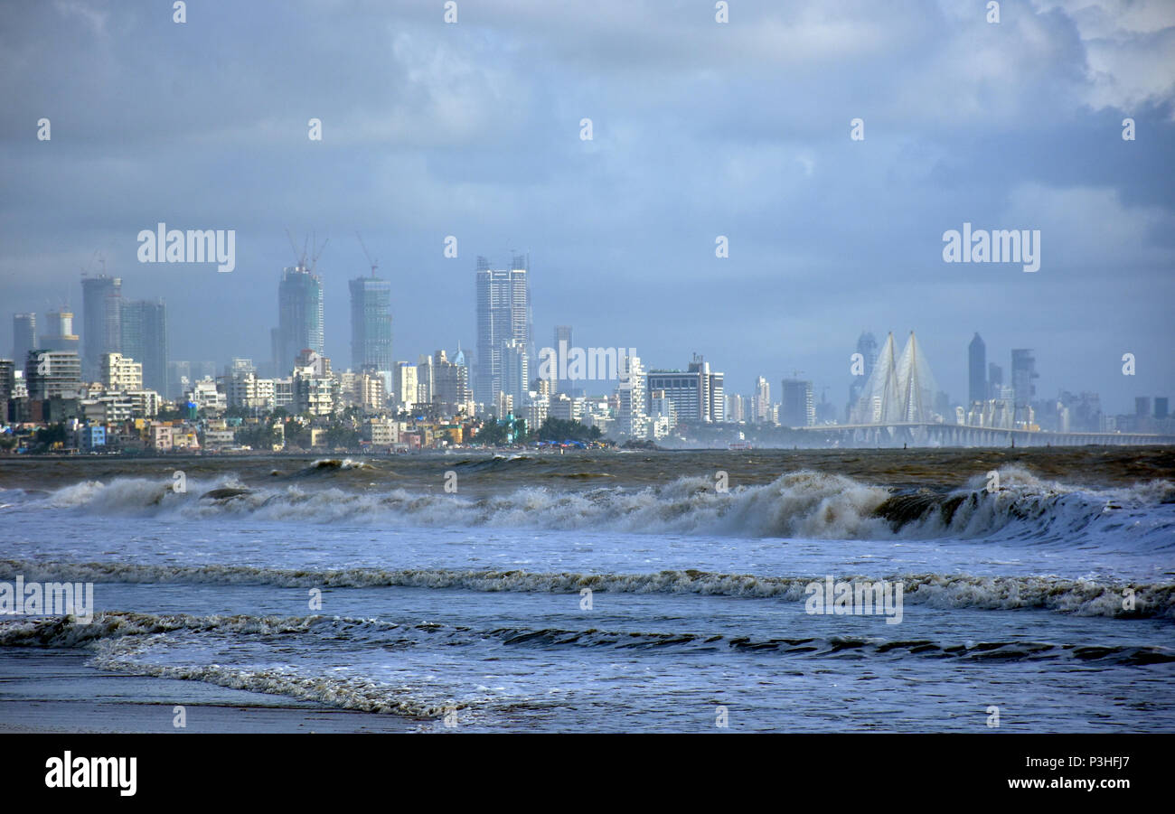 Mumbai, India. 18 Giugno, 2018. Lo skyline di Mumbai visto attraverso il mare shor di spiaggia Juhu di Mumbai. Azhar Khan/Alamy Live News Foto Stock