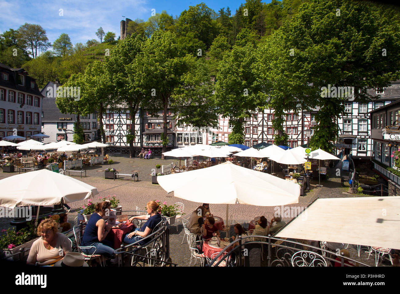 Germania, regione Eifel, la città di Monschau, la piazza del mercato nel centro storico Deutschland, Eifel, in der Innenstadt von Monschau, Marktplatz in Foto Stock