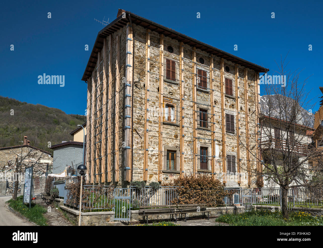Edificio abbandonato protetti da traverse di acciaio nel villaggio di Piedilama, distrutta dai terremoti in ottobre 2016, Appennino Centrale, Marche, Italia Foto Stock