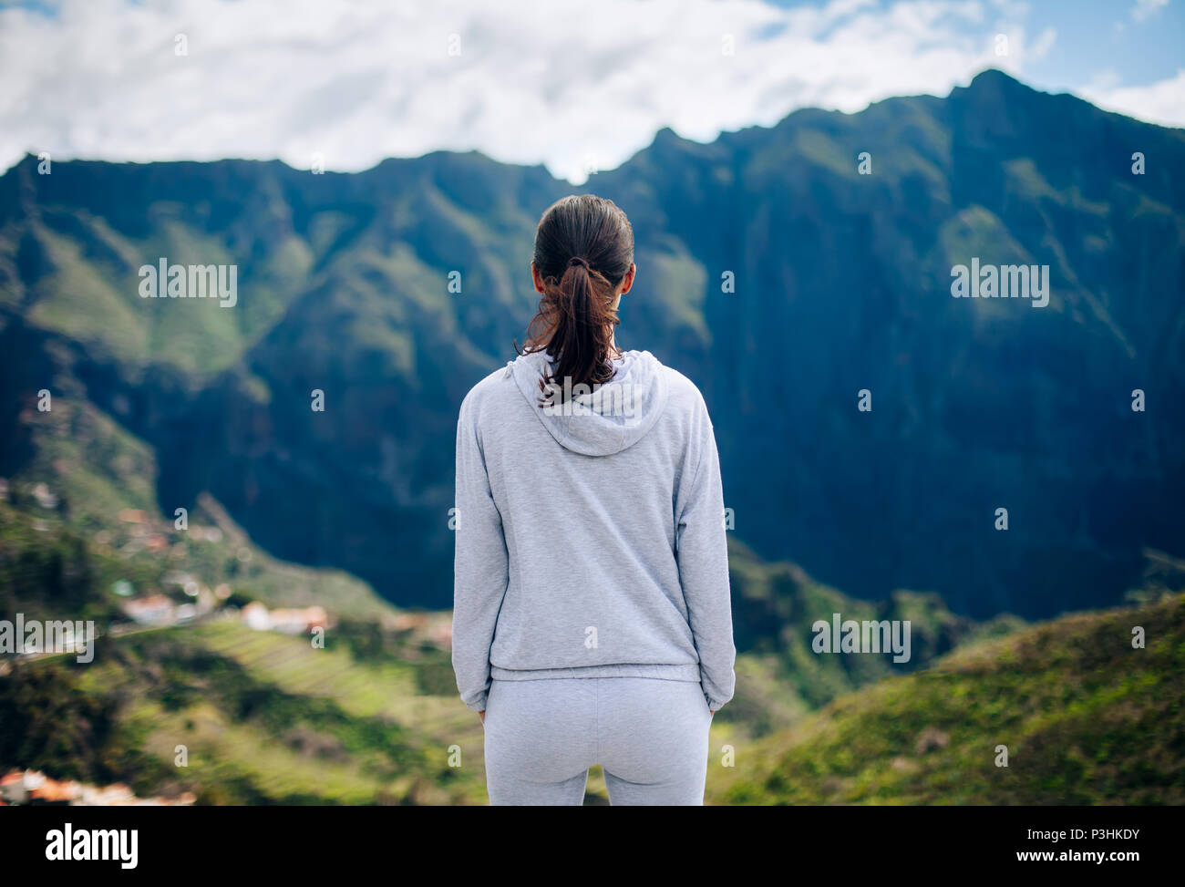 Vista posteriore del viaggiatore donna godendo di montagne panoramiche paesaggio. Isole Canarie, Spagna. Concetto di vacanza Foto Stock