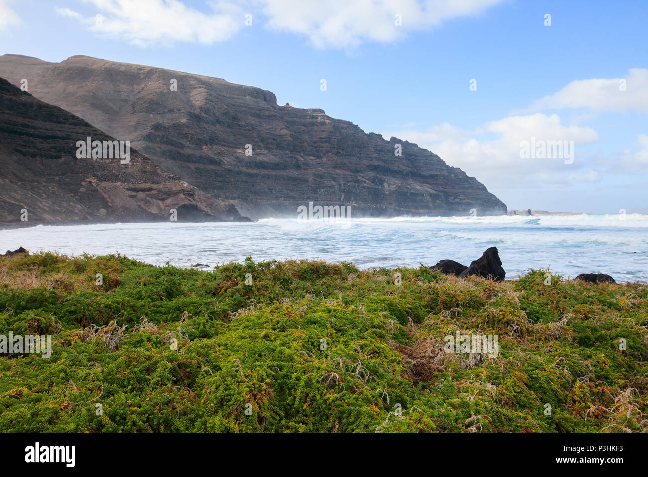 Linea di riva a Playa De Orzola a Lanzarote, Isole Canarie, Spagna. Destinazione di viaggio. Seascape sfondo Foto Stock
