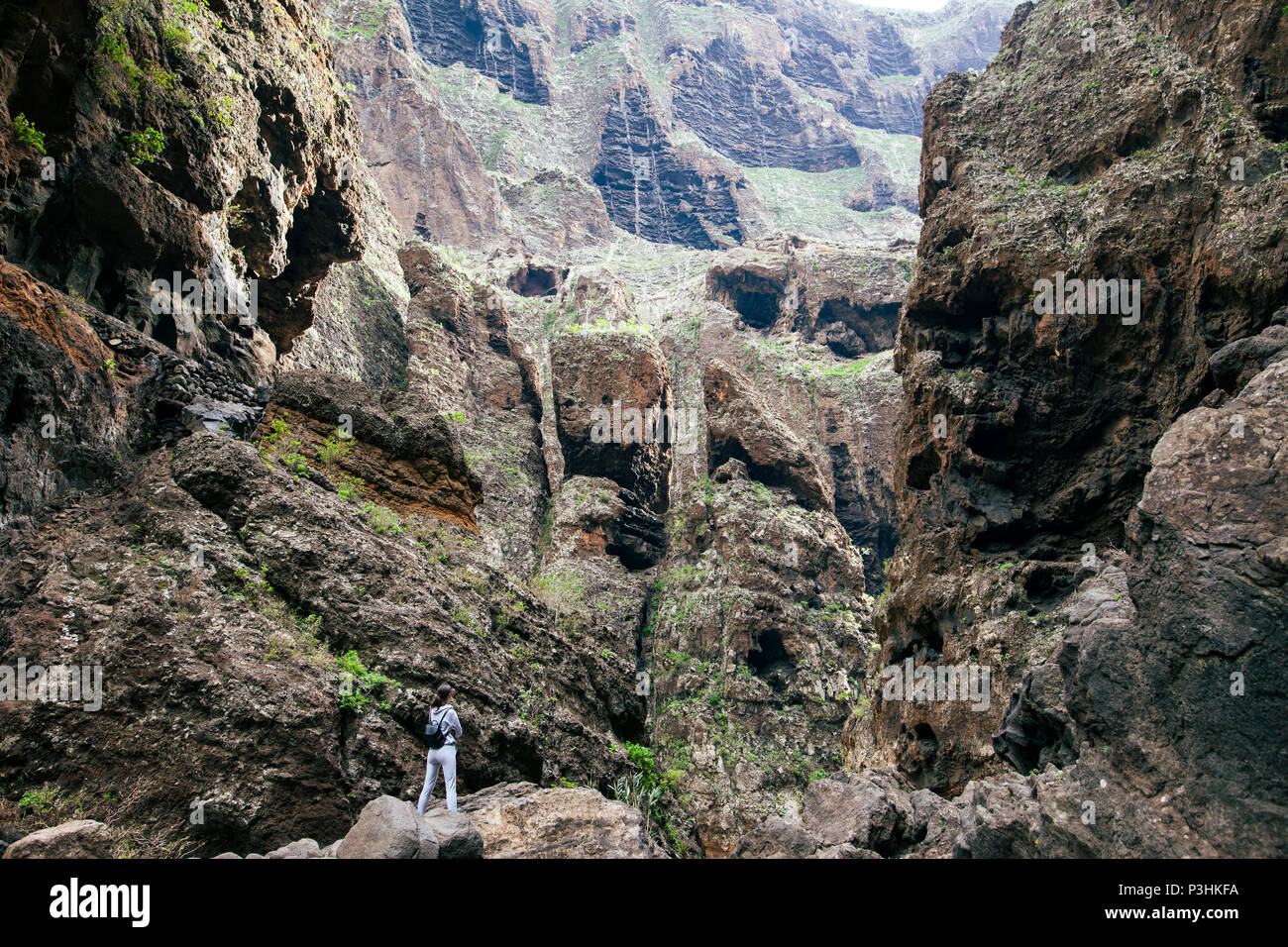Traveler donna godere di splendidi Masca Gorge paesaggio durante il percorso escursionistico, Tenerife, Isole Canarie. La natura dello sfondo. Vacanza attiva concept Foto Stock