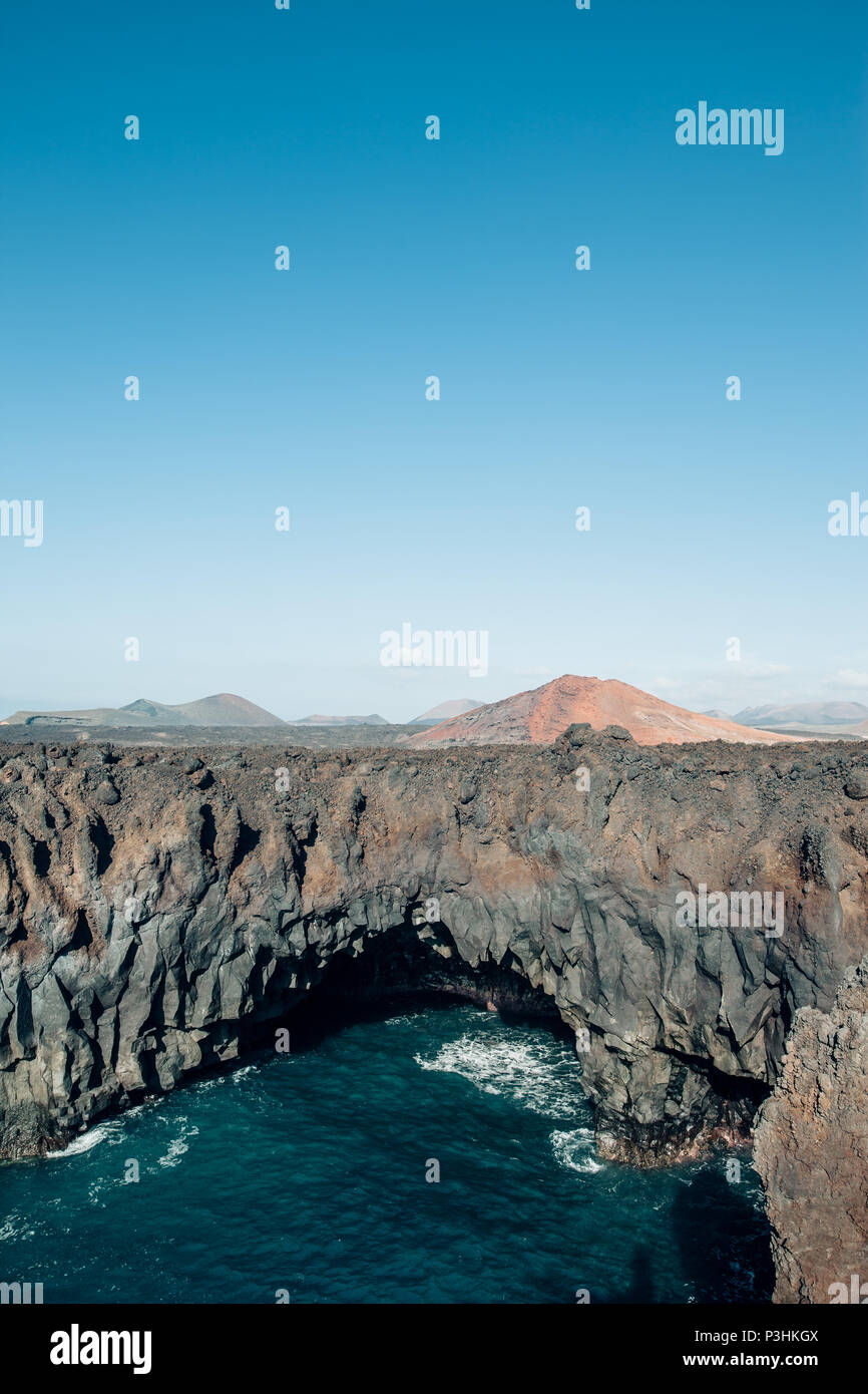Unica spiaggia vulcanica dell'isola di Lanzarote. La natura del paesaggio. Isole Canarie. Spagna Foto Stock