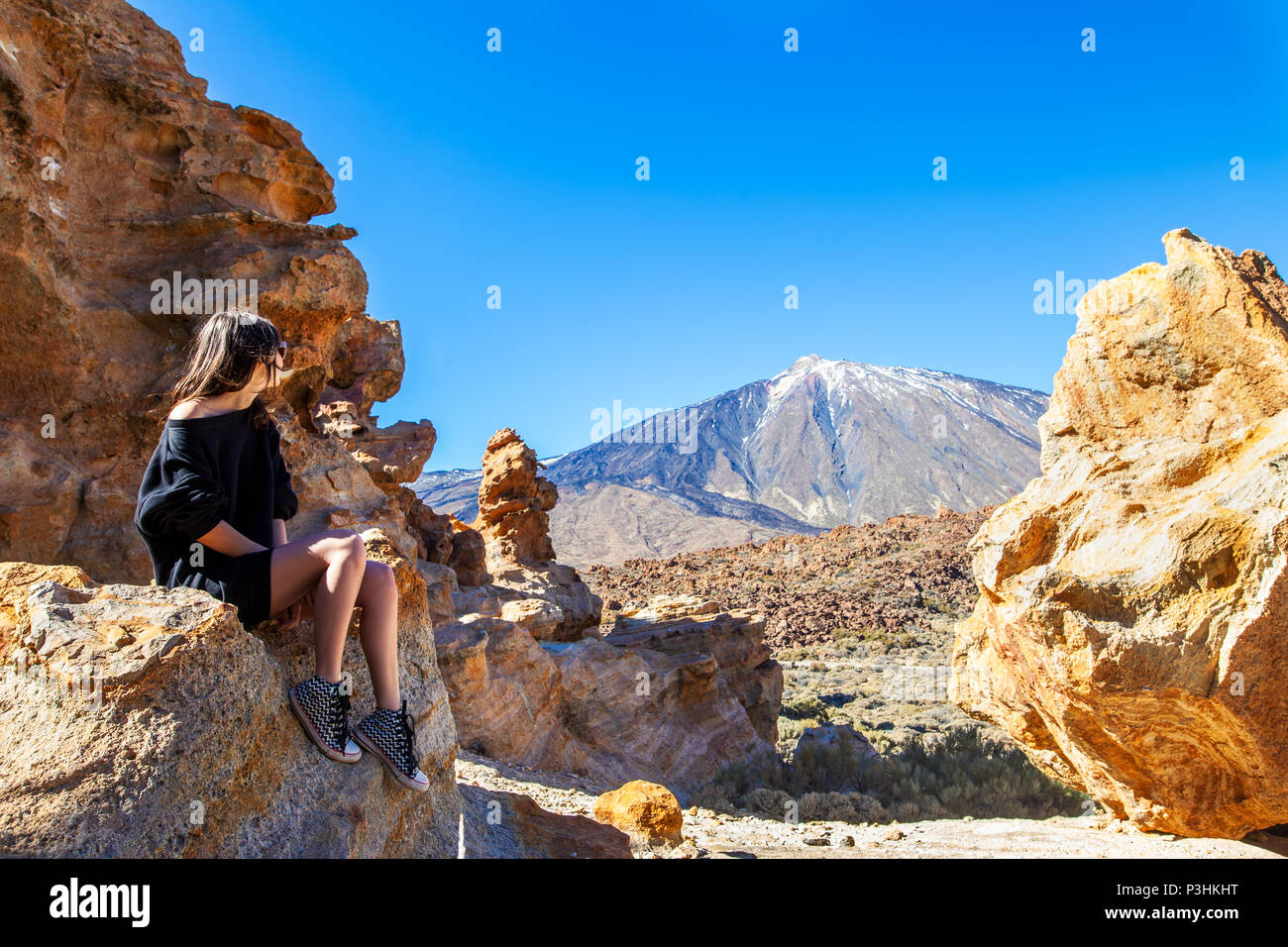 Giovane donna di viaggiatori godono di una bellissima vista del vulcano Teide a Tenerife. Spagna. Isole Canarie. Concetto di viaggio Foto Stock