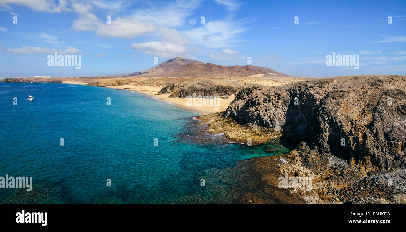 Splendido paesaggio della famosa Spiaggia Papagayo sull isola di Lanzarote, Canarie, Spagna. Destinazione di viaggio. Sullo sfondo della natura Foto Stock