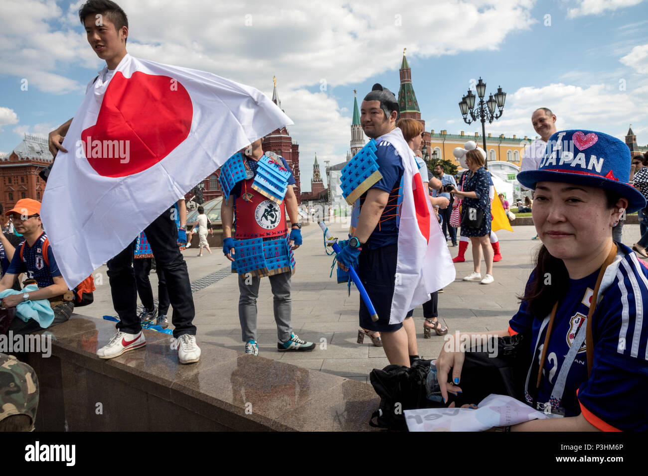 I fan della nazionale giapponese squadra di calcio sono a piedi intorno al maneggio piazza nel centro di Mosca durante la Coppa del Mondo FIFA 2018 in Russia Foto Stock